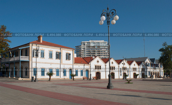 Старинное здание таможни в Ларнаке (2012 год). Редакционное фото, фотограф Виктор Карасев / Фотобанк Лори