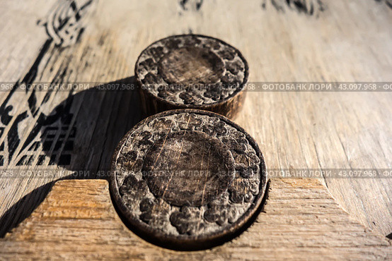 Старинные деревянные резные нарды крупным планом / Old wooden backgammon. Backgammon chips close-up on the board. Стоковое фото, фотограф Iva Noel / Фотобанк Лори