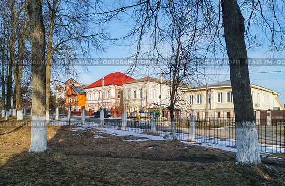 Старинные дома на улице 3-го. Интернационала в поселке Мстера Владимирской области. Редакционное фото, фотограф Сергей Овчинников / Фотобанк Лори