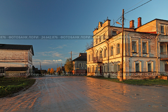 Старинные купеческие дома на центральной улице деревни Ширяиха. Архангельская область (2016 год). Редакционное фото, фотограф Самохвалов Артем / Фотобанк Лори
