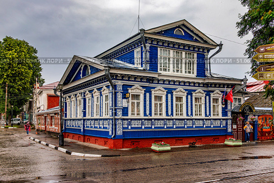 Старинный деревянный дом с мансардой и резными наличниками в городе Городец на Волге. Редакционное фото, фотограф Владимир Шипикин / Фотобанк Лори