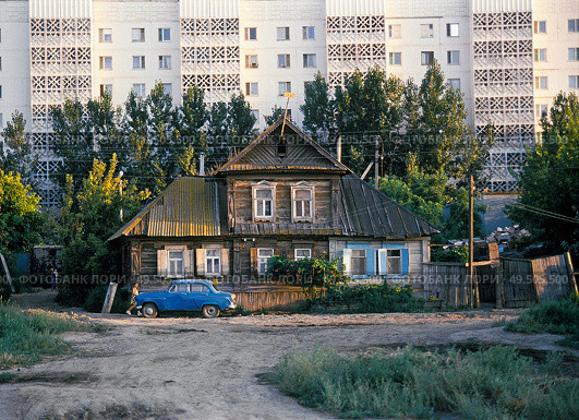Старинный деревянный дом с мезонином в исторической части старого города. Этот дом давно уже снесли под строительство многоэтажки, да и близлежащие дома пошли под снос тоже. Стоковое фото, фотограф Павел Просянов / Фотобанк Лори