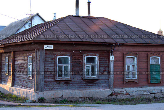Старинный дом в городе Ельце крупным планом. Историческая архитектура. Стоковое фото, фотограф Жанна Гапанович / Фотобанк Лори