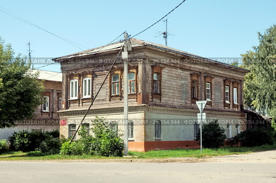 Старинный двухэтажный дом на улице Карповская,12 (бывшая Меленская) в городе Павловский Посад Московской области (2015 год). Стоковое фото, фотограф stargal / Фотобанк Лори