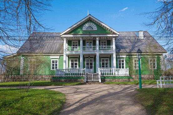 Старинный господский дом (Дом-музей Ганнибалов) в усадьбе Петровское майским днем. Вид со стороны парка. Пушкинские Горы, Псковская область (2022 год). Редакционное фото, фотограф Виктор Карасев / Фотобанк Лори
