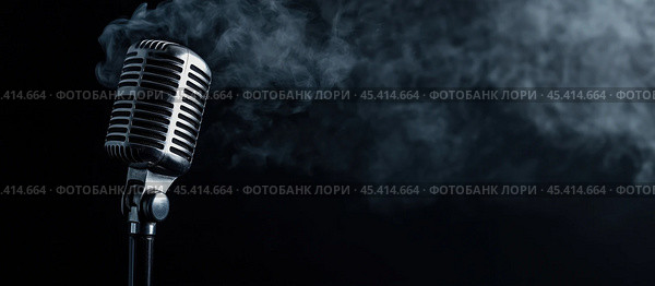 Старинный микрофон, охваченный пламенем и дымом на темном фоне, символизирует мощный голос, страсть и интенсивность. Стоковое AI-изображение, AI-художник ФотоИнтеллект / Фотобанк Лори