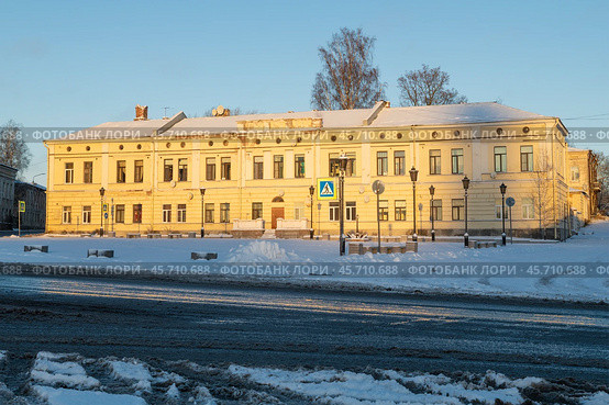 Старинный особняк генерала Мендта (арх. Э. Б. Лормана, 1847 г.) снежным ноябрьским утром. Выборг, Ленинградская область. Стоковое фото, фотограф Виктор Карасев / Фотобанк Лори