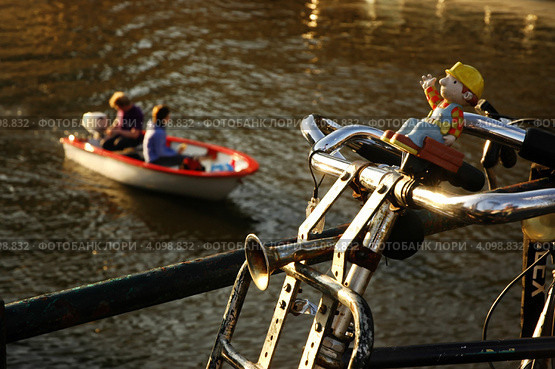 Старинный велосипед на мосту у реки (2008 год). Редакционное фото, фотограф Soft light / Фотобанк Лори