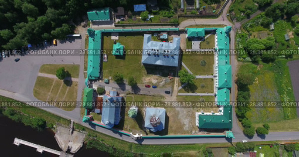 Староладожский Никольский монастырь на берегу реки Волхов, в селе Старая Ладога. Вид на территорию и окрестности сверху. Ленинградская область (2018 год). Стоковое видео, видеограф Кекяляйнен Андрей / Фотобанк Лори