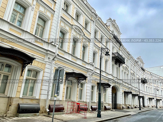 Старопанский переулок в Москве в облачную погоду весной. Носовское подворье - памятник архитектуры. Стоковое фото, фотограф Овчинникова Ирина / Фотобанк Лори