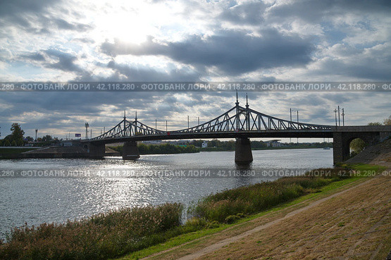 Староволжский мост через реку Волгу в Твери, Россия (2023 год). Стоковое фото, фотограф Елена Коромыслова / Фотобанк Лори