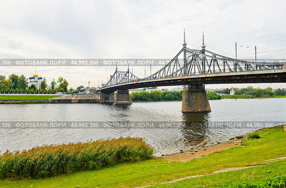 Староволжский мост (со стороны набережной Афанасия Никитина). Город Тверь. Россия. Редакционное фото, фотограф E. O. / Фотобанк Лори