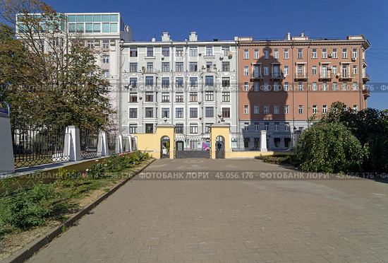 Старые доходные дома в начале Малой Никитской улицы, Москва. Снято из двора церкви Большого Вознесенья. На одном из домов - тень от колокольни церкви. Солнечный день в сентябре. Редакционное фото, фотограф Сергей Рыбин / Фотобанк Лори