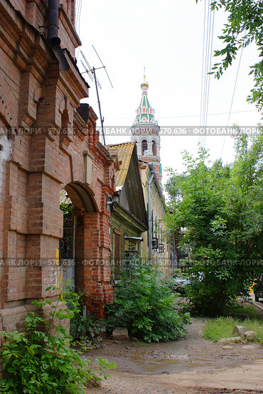Старые дома и церковь на старой улице в городе Астрахани (2008 год). Стоковое фото, фотограф Parmenov Pavel / Фотобанк Лори
