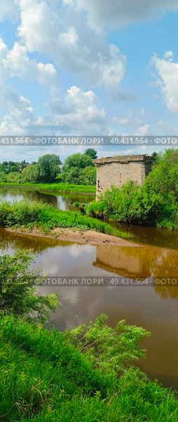 Старые исторические дамбы на реке Быстрица в деревне Булдаки Государева дорога», «Великий кандальный путь» - по-разному называли старый Московский тракт. Когда-то по нему в Вятку ехал император Александр I. Стоковое фото, фотограф Светлана Русских / Фотобанк Лори