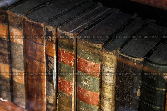 Старые книги на книжной полке. Стоковое фото, фотограф Гавриил Григоров / ТАСС / Фотобанк Лори