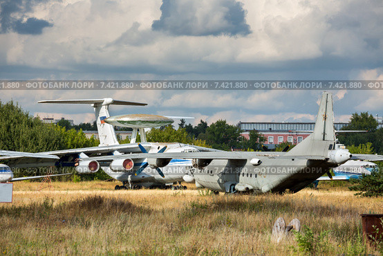 Старые самолеты на заброшенном аэродроме (2014 год). Редакционное фото, фотограф Максим Блинков / Фотобанк Лори