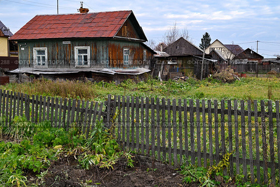 Старый деревянный дом на пригорке. Город Заводоуковск (2022 год). Стоковое фото, фотограф Александр Тараканов / Фотобанк Лори
