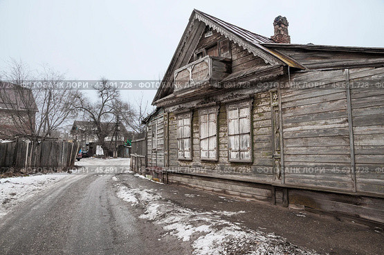 Старый деревянный дом времен Российской империи в исторической части старого города Астрахань, между Кутумом и Магнитогорской (2018 год). Стоковое фото, фотограф Павел Просянов / Фотобанк Лори
