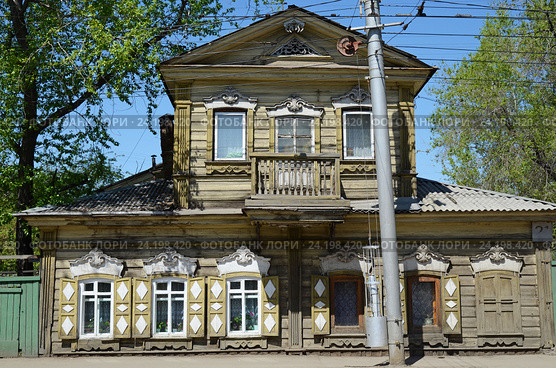 Старый двухэтажный деревянный дом с мезонином в центре Иркутска (2016 год). Стоковое фото, фотограф Юлия Батурина / Фотобанк Лори