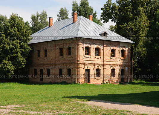 Старый кирпичный дом на территории усадьбы Грибоедова (2011 год). Редакционное фото, фотограф Вячеслав Палес / Фотобанк Лори