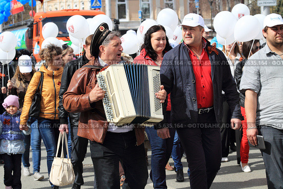 Старый моряк и баянист 9 мая 2013 гола. Тюмень. Редакционное фото, фотограф Анатолий Матвейчук / Фотобанк Лори