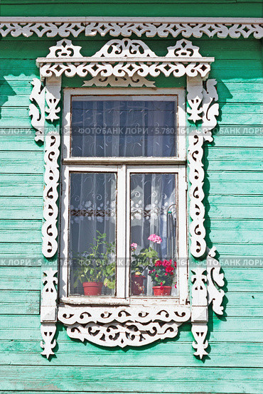 Старый наличник деревенского окна (2014 год). Стоковое фото, фотограф Александр Романов / Фотобанк Лори
