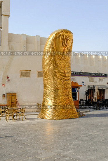 Старый рынок Сук Вакиф  (Souq Waqif)  Доха, Катар. Арт обьект золотой палец. (2024 год). Редакционное фото, фотограф Ольга Коркина / Фотобанк Лори
