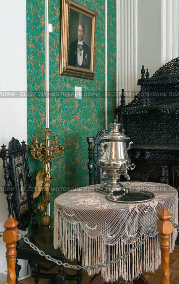 Старый самовар в интерьере музея "Тульские самовары" (2019 год). Редакционное фото, фотограф Наталья Николаева / Фотобанк Лори