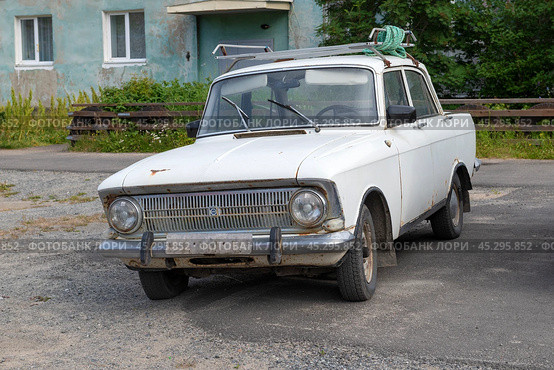 Старый советский автомобиль Москвич-412 выпускавшийся в 70-х годах ХХ  века июльским днем. Вид спереди (2024 год). Редакционное фото, фотограф Виктор Карасев / Фотобанк Лори