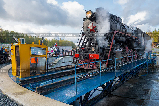 Старый советский паровоз Л-5248 (Лебедянка) разворачивается на поворотном круге  октябрьским днем. Рускеала (2023 год). Редакционное фото, фотограф Виктор Карасев / Фотобанк Лори