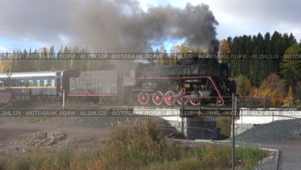 Старый советский паровоз с ретропоездом "Рускеальский экспресс" в дыму. Сортавала (2022 год). Редакционное видео, видеограф Анна Карасева / Фотобанк Лори