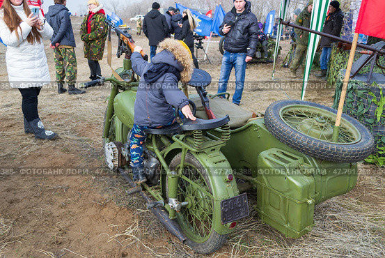 Старый военный мотоцикл М-72 времён Великой Отечественной войны. Волжский, Волгоградская область, Россия. (2020 год). Редакционное фото, фотограф Андрей Цыганков / Фотобанк Лори