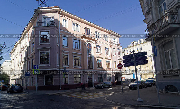 Старый жилой дом на углу Скатерного и Медвежьего переулков, Москва. Солнечный день в сентябре. Редакционное фото, фотограф Сергей Рыбин / Фотобанк Лори