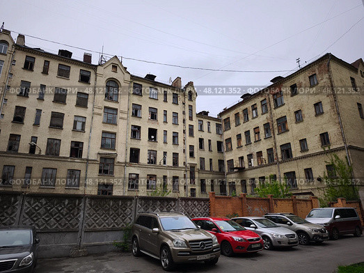 Старый жилой дом с закрытыми окнами и припаркованными машинами. Редакционное фото, фотограф Мария Сергеева / Фотобанк Лори