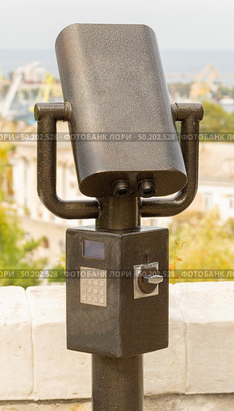 Стационарный платный туристический бинокль. Coin-operated binoculars on white background. Стоковое фото, фотограф Татьяна Д / Фотобанк Лори