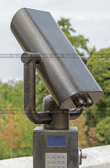Стационарный платный туристический бинокль. Coin-operated binoculars on white background. Стоковое фото, фотограф Татьяна Д / Фотобанк Лори