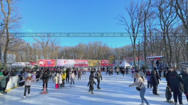 Ставрополь, парк Победы - Люди катаются на коньках на открытом катке в городском парке. Зимний городской пейзаж с толпой людей на открытом катке. Новогодние и Рождественские каникулы. Редакционное видео, видеограф Ирина Михайличенко / Фотобанк Лори