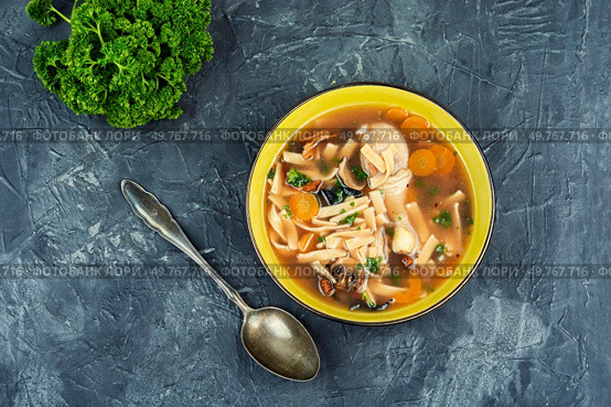 Steaming chicken soup with mushrooms and noodle. Food, soup, chicken, vegetables, hot. Copy space. Space for text.. Bowl of chicken noodle soup. Стоковое фото, агентство Ingram Publishing / Фотобанк Лори