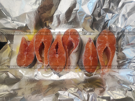 Стейки форели на овощах в фольге. Trout steaks on vegetables in foil. Стоковое фото, фотограф Денис Баданин / Фотобанк Лори