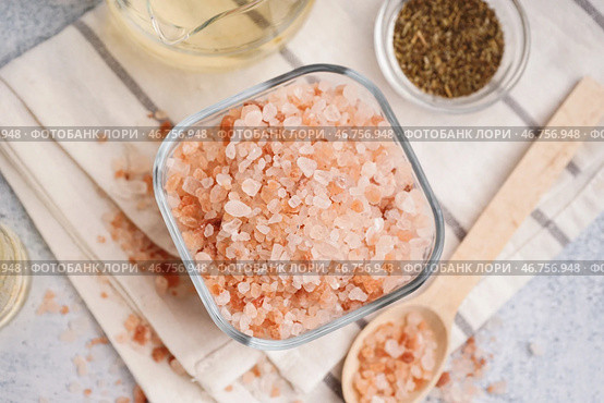 Стеклянная чашка и ложка с гималайской розовой солью на белом фоне. Стоковое фото, фотограф Pixel_shot / Фотобанк Лори