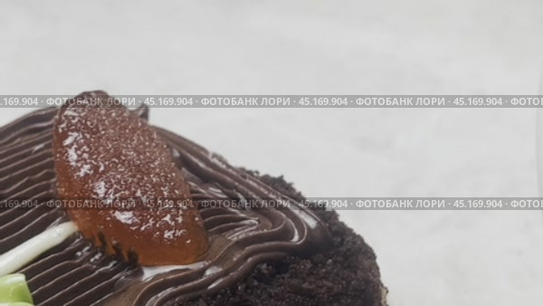Стеклянная кружка с черным чаем и шоколадный торт на кухонном столе, верхняя точка съемки. Стоковое видео, видеограф Ярославский Максим / Фотобанк Лори