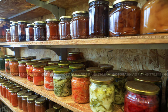 Стеклянные банки с консервированными продуктами на полках в кладовке. Стоковое фото, фотограф Наталья Шатохина/NEWS.ru / ТАСС / Фотобанк Лори