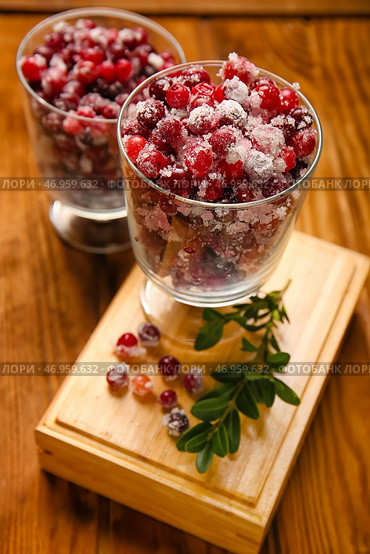 Стеклянные миски с вкусной засахаренной клюквой на деревянном фоне. Стоковое фото, фотограф Pixel_shot / Фотобанк Лори