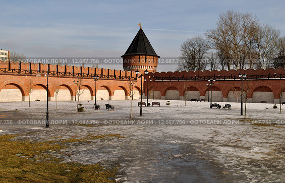 Стена и башня Тульского кремля зимой в оттепель (2015 год). Редакционное фото, фотограф Енин Арсений / Фотобанк Лори
