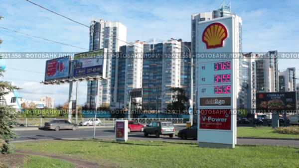 Стенд АЗС со стоимостью бензина и дизельного топлива компании Shell, Ленинский проспект, Санкт-Петербург (2015 год). Редакционное видео, видеограф Кекяляйнен Андрей / Фотобанк Лори