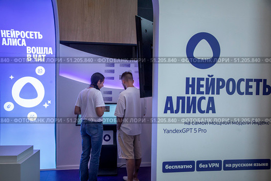 Стенд с презентацией нейросети Алиса от компании Яндекс в кампусе корпуса "Конгресс - холл" научно-исследовательского кластера Московского государственного технического университета (МГТУ) имени Н.Э. Баумана в городе Москве, Россия. Редакционное фото, фотограф Николай Винокуров / Фотобанк Лори
