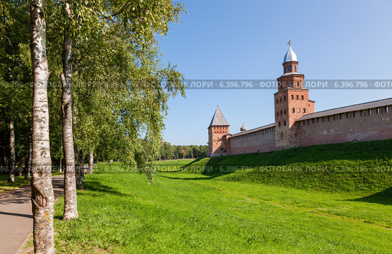 Стены и башни Новгородского кремля в солнечный день. Стоковое фото, фотограф FotograFF / Фотобанк Лори