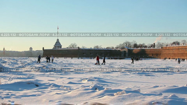 Стены Петропавловской крепости и люди, гуляющие по льду реки Нева, Санкт-Петербург (2013 год). Стоковое видео, видеограф Кекяляйнен Андрей / Фотобанк Лори