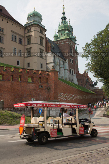 Стены Вавельского замка в Кракове (2012 год). Редакционное фото, фотограф Михаил Рыбачек / Фотобанк Лори